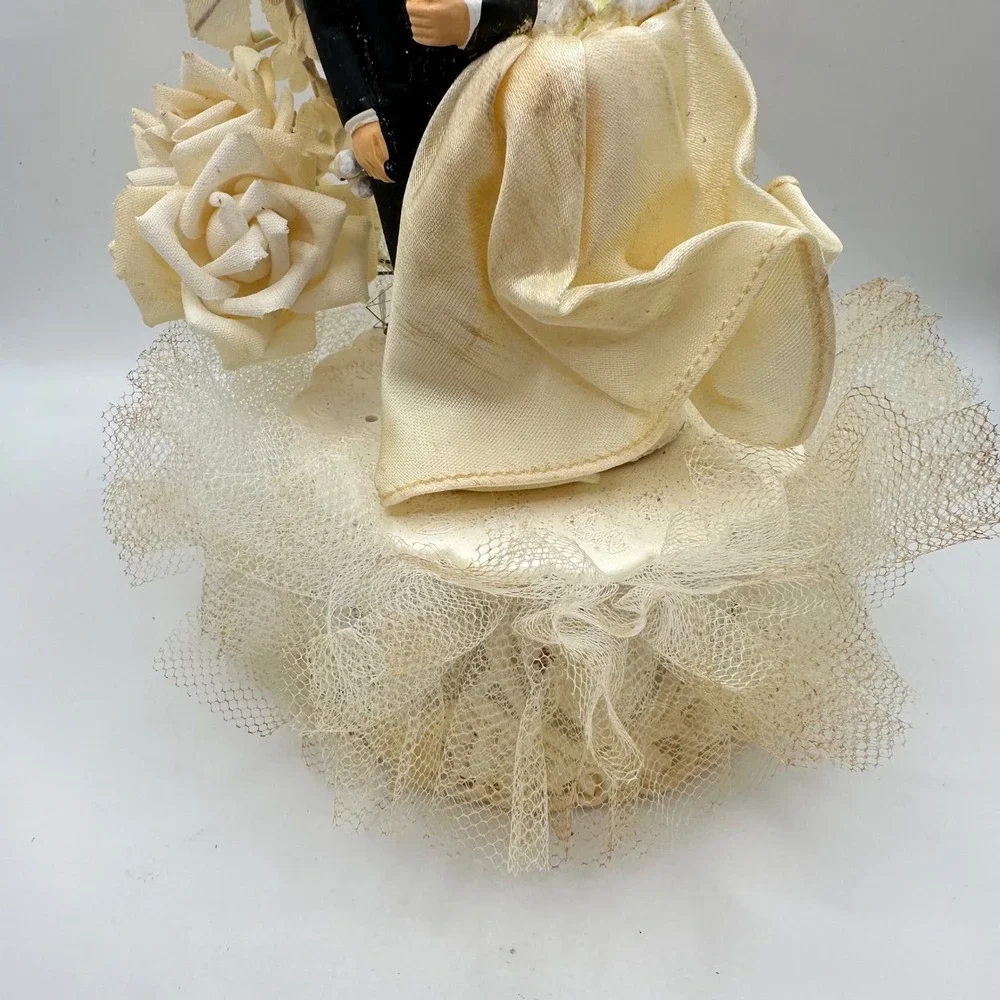 Vtg MCM Wedding Cake Topper Bride Groom Bell Net Flowers Retro Chalkware Decor